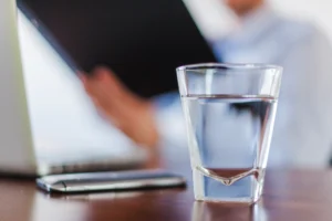 Filtro de água ionizada: entenda se é possível você beber água nele todos os dias. | Foto: Freepik.