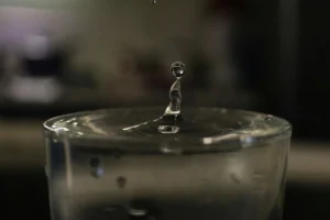 água-alcalina-benefícios-impacto-na-saúde-mental-e-física